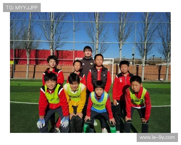 兴芮踢足球展现运动天赋激发团队精神推动青少年体育热情